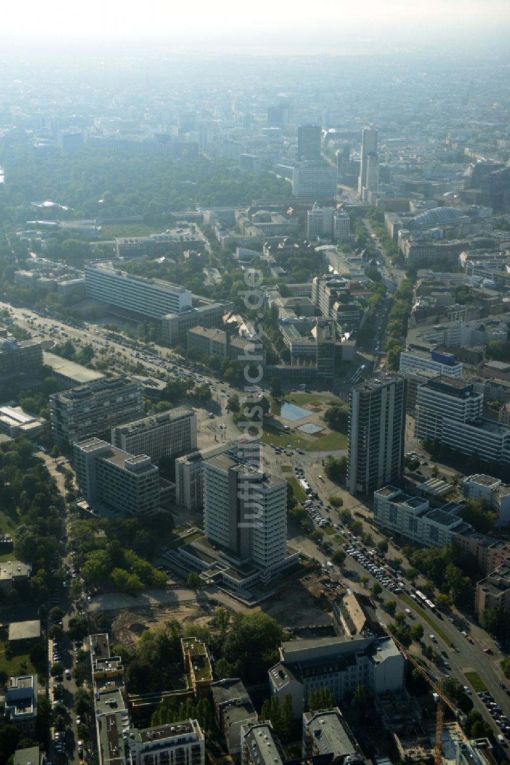 Luftaufnahme Berlin - Baustelle für den Neubau Deutsche Bank Campus an der Otto-Suhr-Allee im Stadtteil Charlottenburg von Berlin