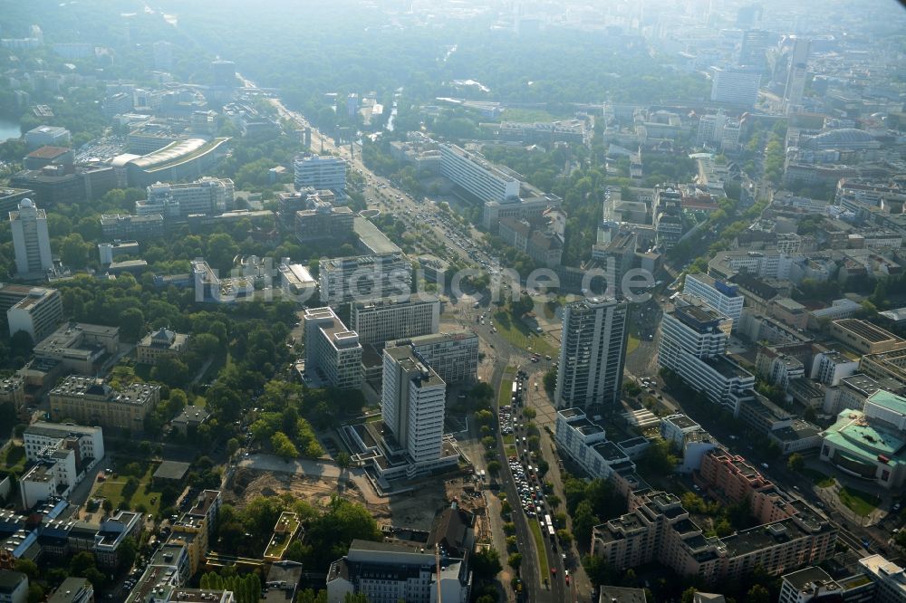 Berlin von oben - Baustelle für den Neubau Deutsche Bank Campus an der Otto-Suhr-Allee im Stadtteil Charlottenburg von Berlin