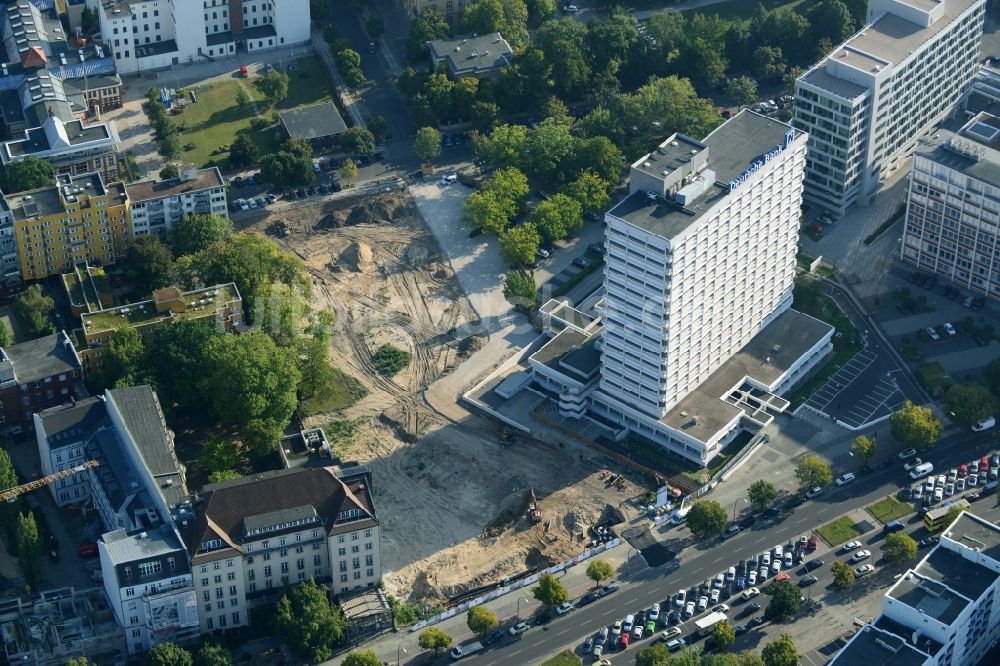 Berlin von oben - Baustelle für den Neubau Deutsche Bank Campus an der Otto-Suhr-Allee im Stadtteil Charlottenburg von Berlin