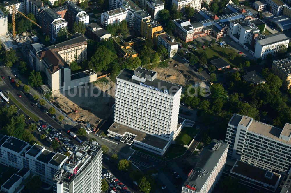 Luftaufnahme Berlin - Baustelle für den Neubau Deutsche Bank Campus an der Otto-Suhr-Allee im Stadtteil Charlottenburg von Berlin