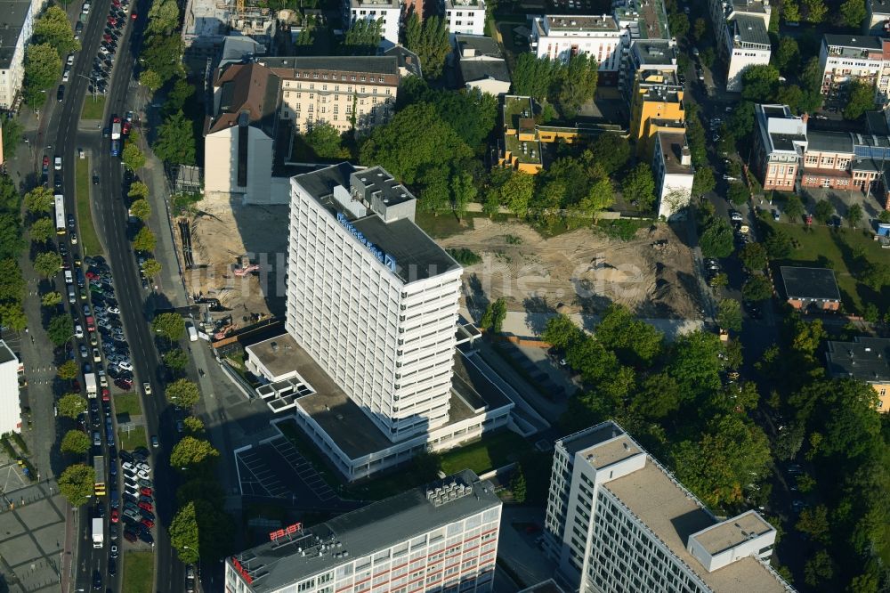 Berlin von oben - Baustelle für den Neubau Deutsche Bank Campus an der Otto-Suhr-Allee im Stadtteil Charlottenburg von Berlin