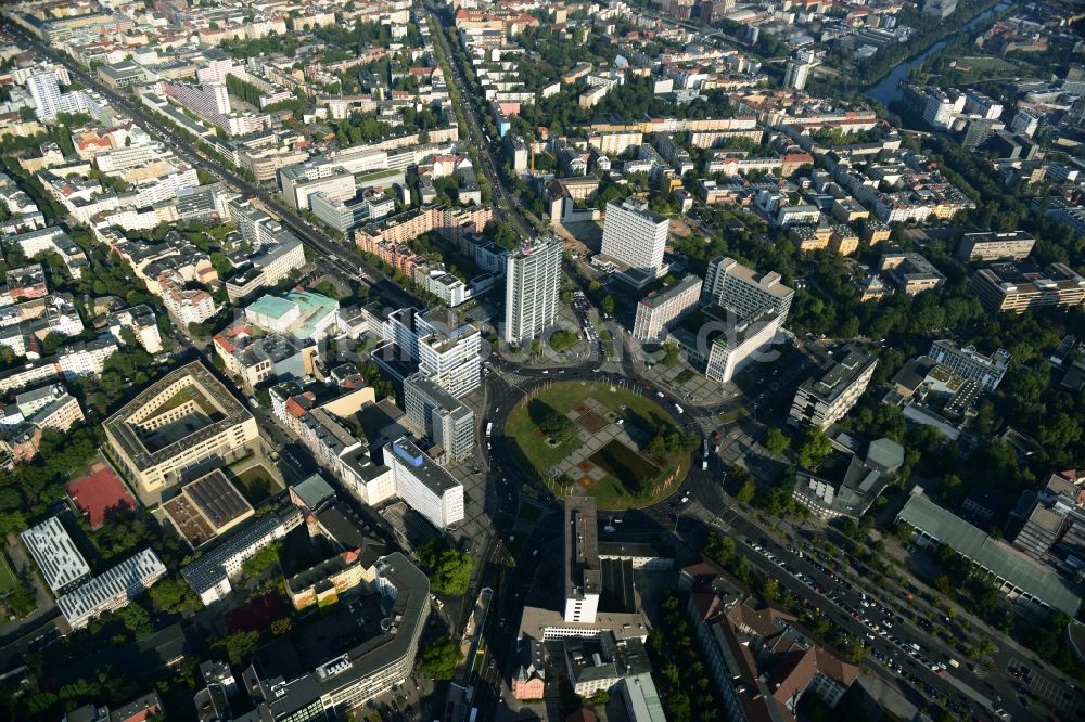 Luftaufnahme Berlin - Baustelle für den Neubau Deutsche Bank Campus an der Otto-Suhr-Allee im Stadtteil Charlottenburg von Berlin