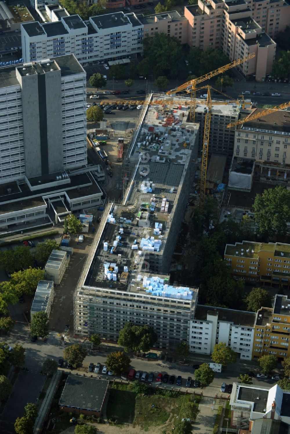 Berlin von oben - Baustelle für den Neubau Deutsche Bank Campus an der Otto-Suhr-Allee im Stadtteil Charlottenburg von Berlin