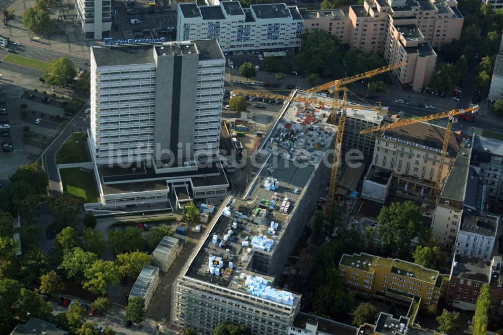 Berlin aus der Vogelperspektive: Baustelle für den Neubau Deutsche Bank Campus an der Otto-Suhr-Allee im Stadtteil Charlottenburg von Berlin