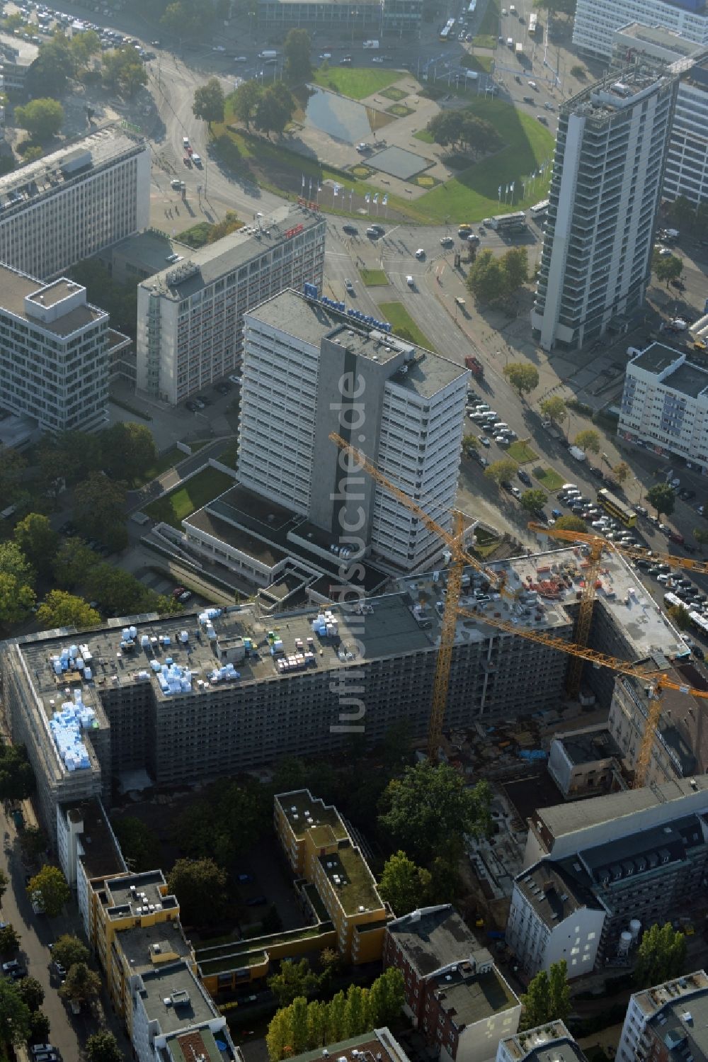 Berlin aus der Vogelperspektive: Baustelle für den Neubau Deutsche Bank Campus an der Otto-Suhr-Allee im Stadtteil Charlottenburg von Berlin