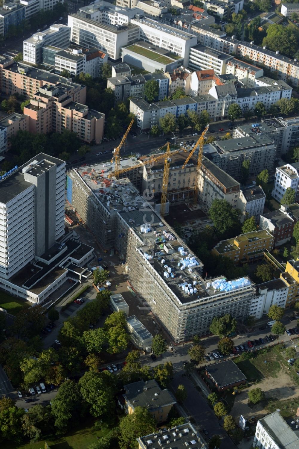 Luftaufnahme Berlin - Baustelle für den Neubau Deutsche Bank Campus an der Otto-Suhr-Allee im Stadtteil Charlottenburg von Berlin