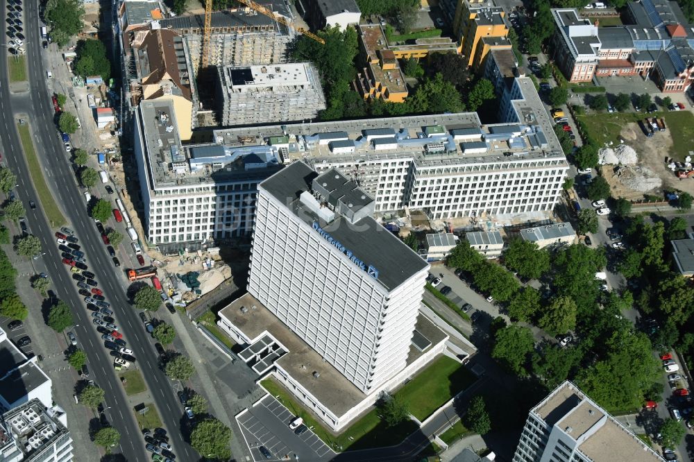 Berlin aus der Vogelperspektive: Baustelle für den Neubau Deutsche Bank Campus an der Otto-Suhr-Allee im Stadtteil Charlottenburg von Berlin