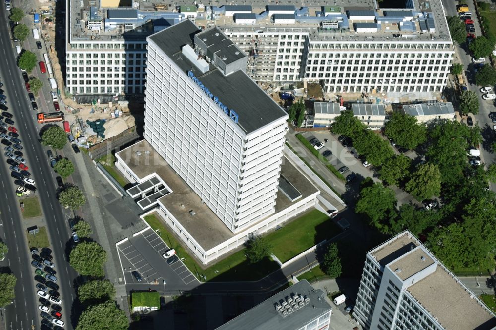 Luftaufnahme Berlin - Baustelle für den Neubau Deutsche Bank Campus an der Otto-Suhr-Allee im Stadtteil Charlottenburg von Berlin