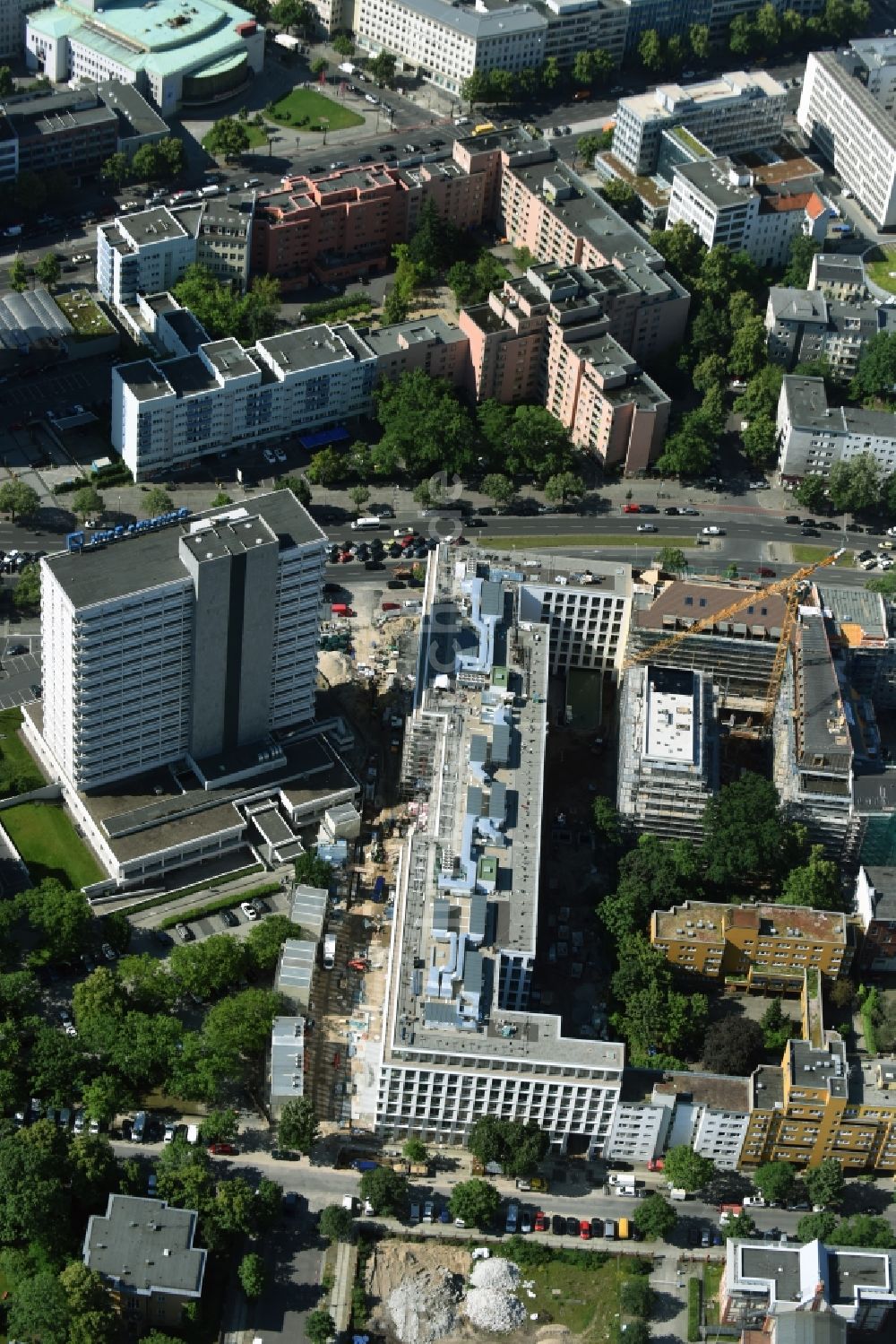 Berlin von oben - Baustelle für den Neubau Deutsche Bank Campus an der Otto-Suhr-Allee im Stadtteil Charlottenburg von Berlin