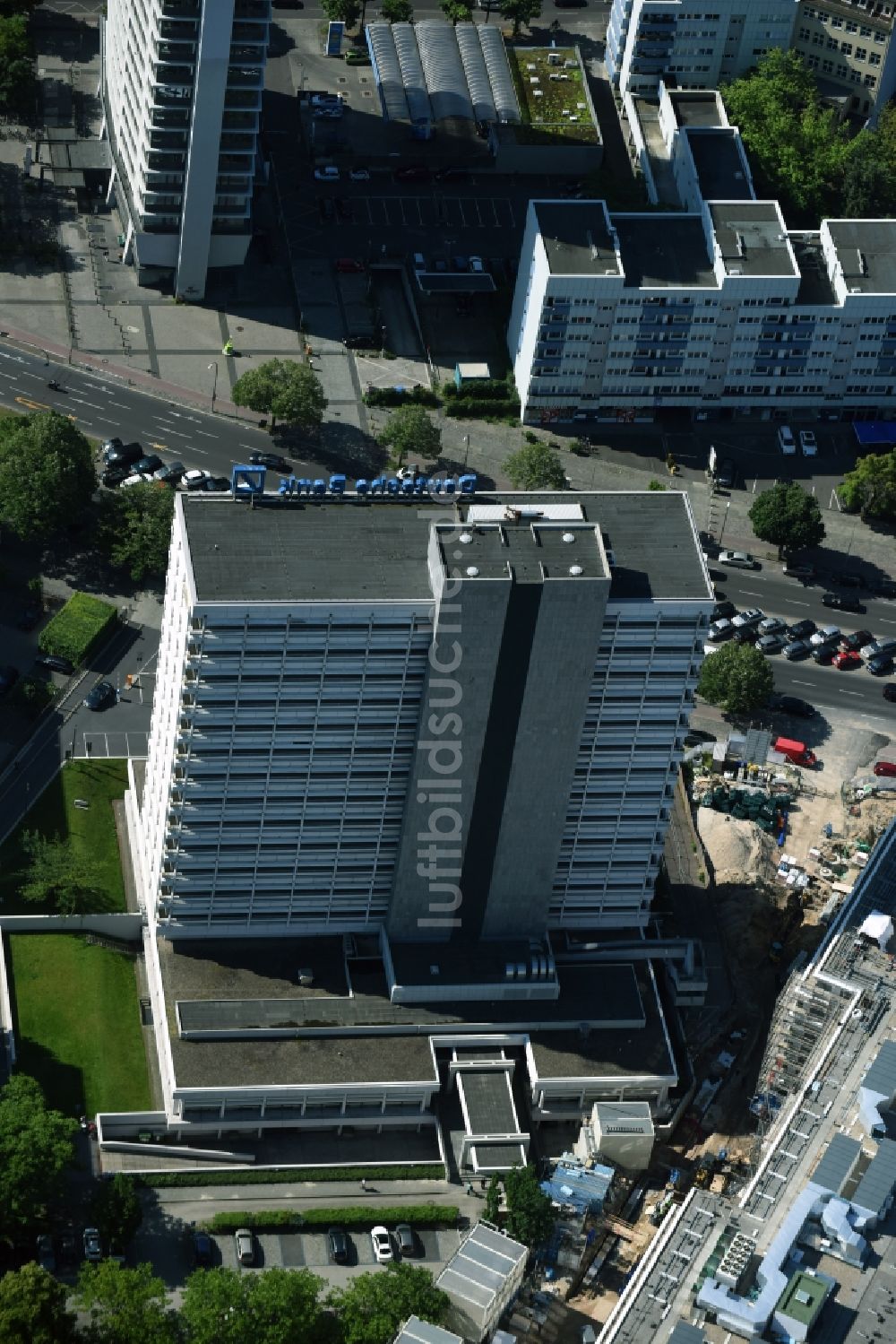 Luftaufnahme Berlin - Baustelle für den Neubau Deutsche Bank Campus an der Otto-Suhr-Allee im Stadtteil Charlottenburg von Berlin