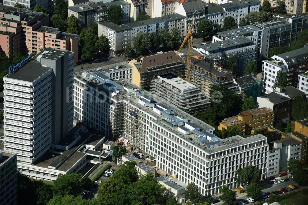 Berlin von oben - Baustelle für den Neubau Deutsche Bank Campus an der Otto-Suhr-Allee im Stadtteil Charlottenburg von Berlin