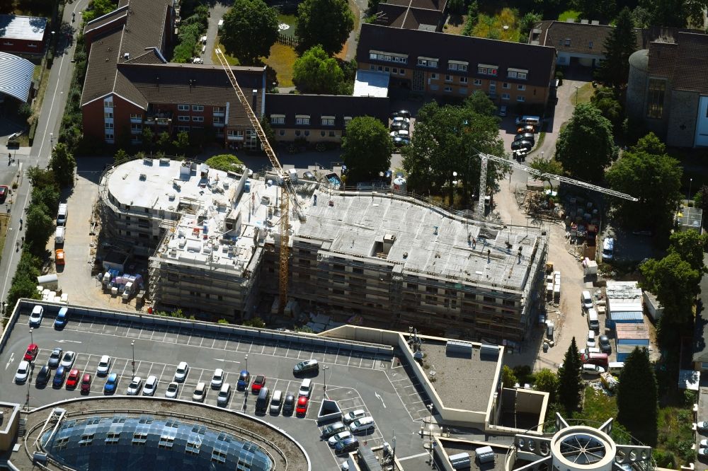 Wolfsburg aus der Vogelperspektive: Baustelle der Neubau- Gebäude des Altersheim - Seniorenresidenz am Antonius-Holling-Weg in Wolfsburg im Bundesland Niedersachsen, Deutschland