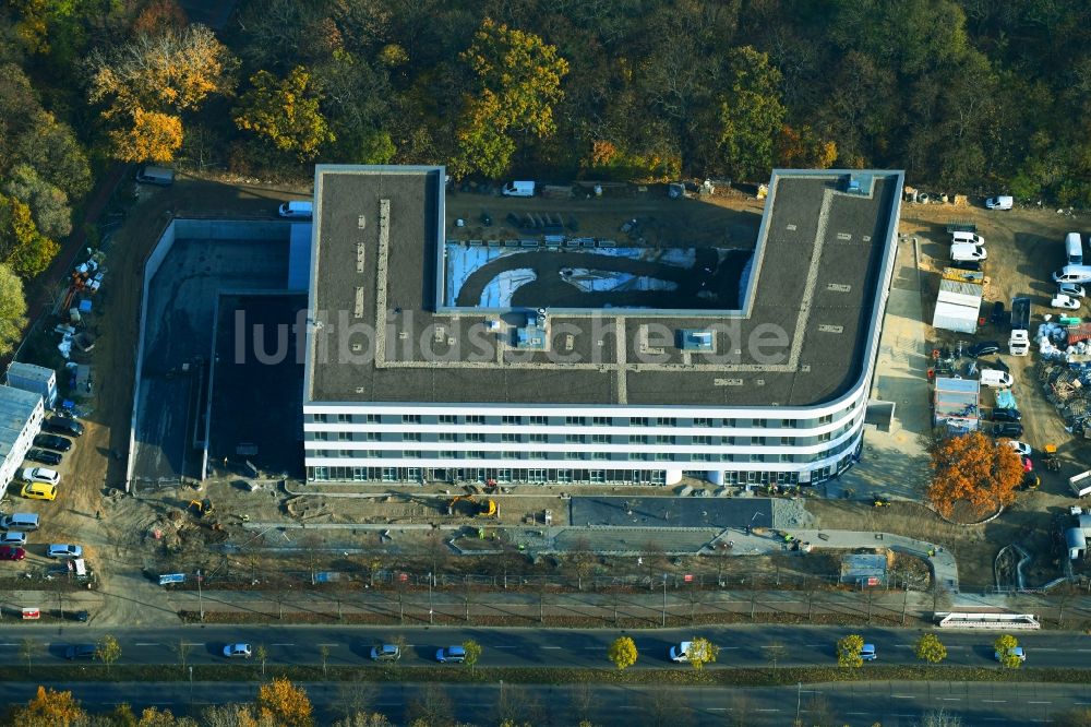 Luftaufnahme Berlin - Baustelle der Neubau- Gebäude des Altersheim - Seniorenresidenz Blumberger Damm Ecke Altentreptower Straße im Ortsteil Hellersdorf in Berlin, Deutschland