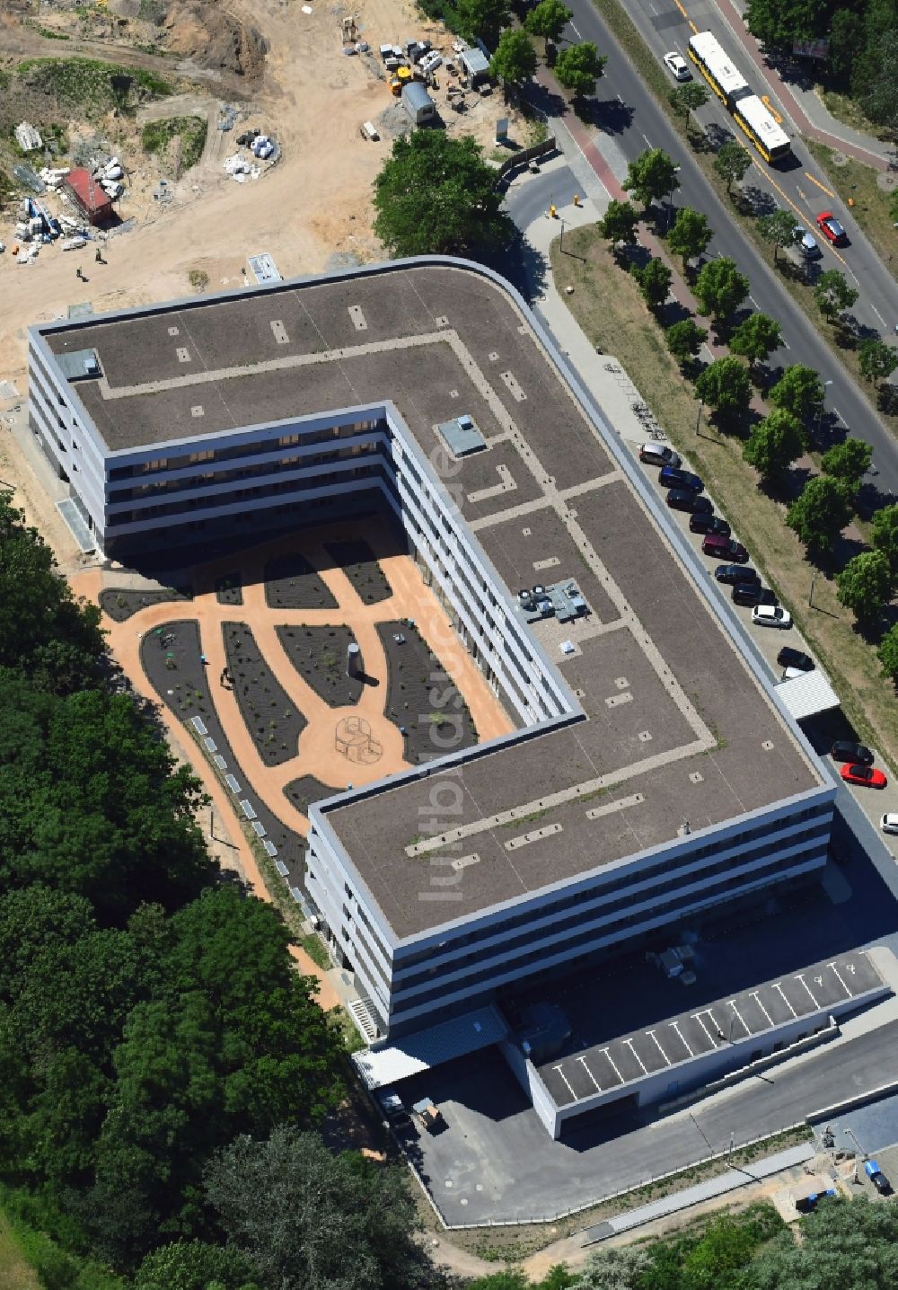 Berlin von oben - Baustelle der Neubau- Gebäude des Altersheim - Seniorenresidenz Blumberger Damm Ecke Altentreptower Straße im Ortsteil Hellersdorf in Berlin, Deutschland