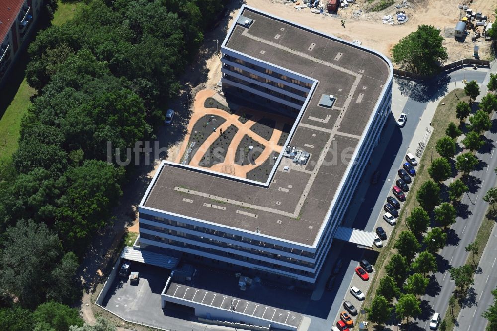 Berlin aus der Vogelperspektive: Baustelle der Neubau- Gebäude des Altersheim - Seniorenresidenz Blumberger Damm Ecke Altentreptower Straße im Ortsteil Hellersdorf in Berlin, Deutschland