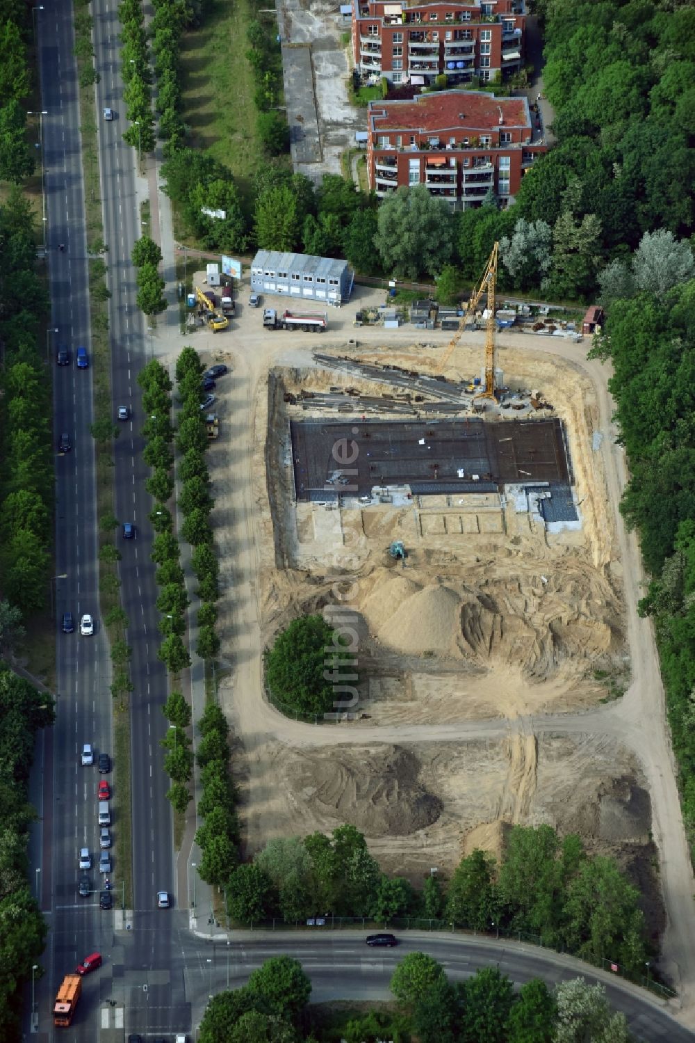 Berlin aus der Vogelperspektive: Baustelle der Neubau- Gebäude des Altersheim - Seniorenresidenz Blumberger Damm Ecke Altentreptower Straße im Ortsteil Marzahn-Hellersdorf in Berlin, Deutschland