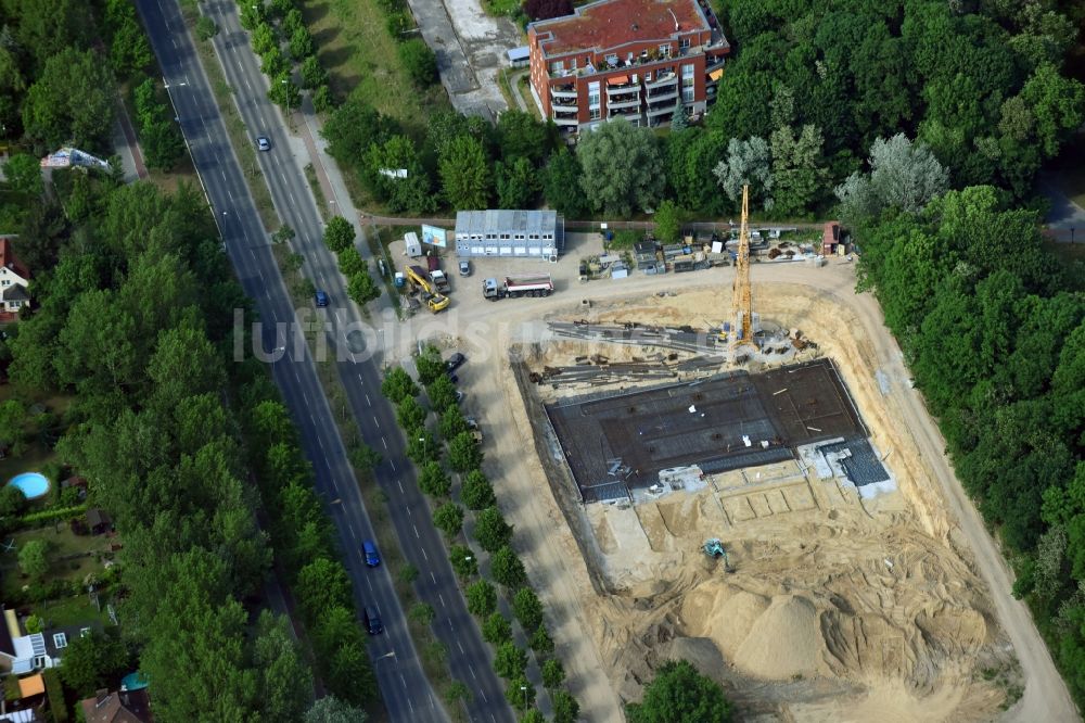 Luftaufnahme Berlin - Baustelle der Neubau- Gebäude des Altersheim - Seniorenresidenz Blumberger Damm Ecke Altentreptower Straße im Ortsteil Marzahn-Hellersdorf in Berlin, Deutschland