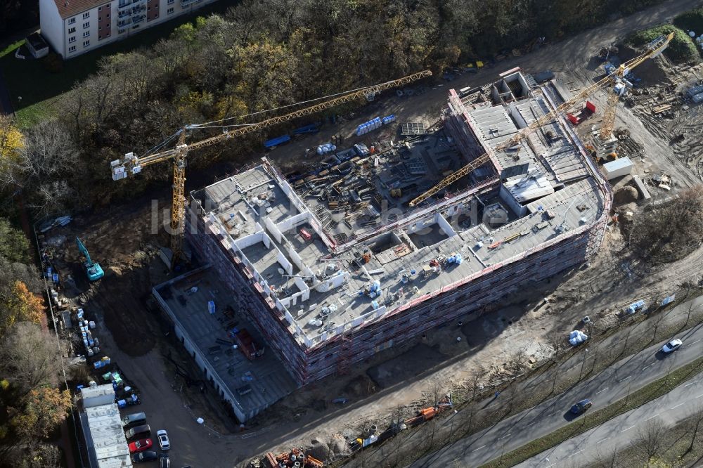 Berlin aus der Vogelperspektive: Baustelle der Neubau- Gebäude des Altersheim - Seniorenresidenz Blumberger Damm Ecke Altentreptower Straße im Ortsteil Marzahn-Hellersdorf in Berlin, Deutschland