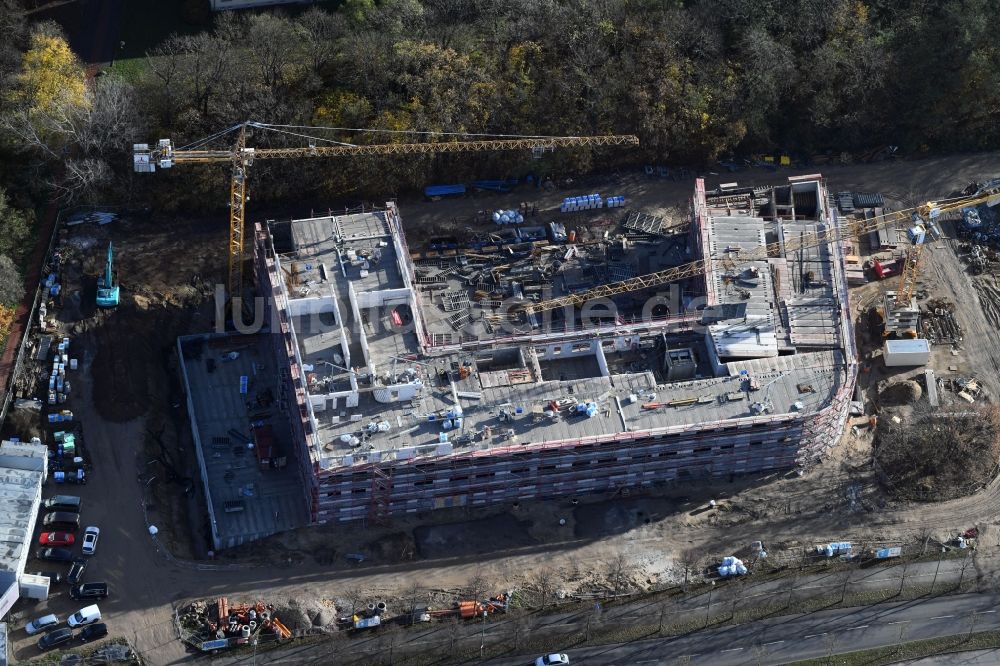 Luftbild Berlin - Baustelle der Neubau- Gebäude des Altersheim - Seniorenresidenz Blumberger Damm Ecke Altentreptower Straße im Ortsteil Marzahn-Hellersdorf in Berlin, Deutschland