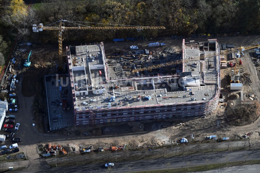 Luftaufnahme Berlin - Baustelle der Neubau- Gebäude des Altersheim - Seniorenresidenz Blumberger Damm Ecke Altentreptower Straße im Ortsteil Marzahn-Hellersdorf in Berlin, Deutschland