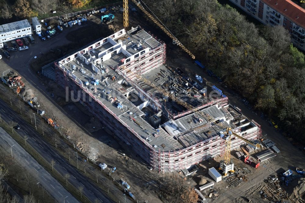 Berlin aus der Vogelperspektive: Baustelle der Neubau- Gebäude des Altersheim - Seniorenresidenz Blumberger Damm Ecke Altentreptower Straße im Ortsteil Marzahn-Hellersdorf in Berlin, Deutschland