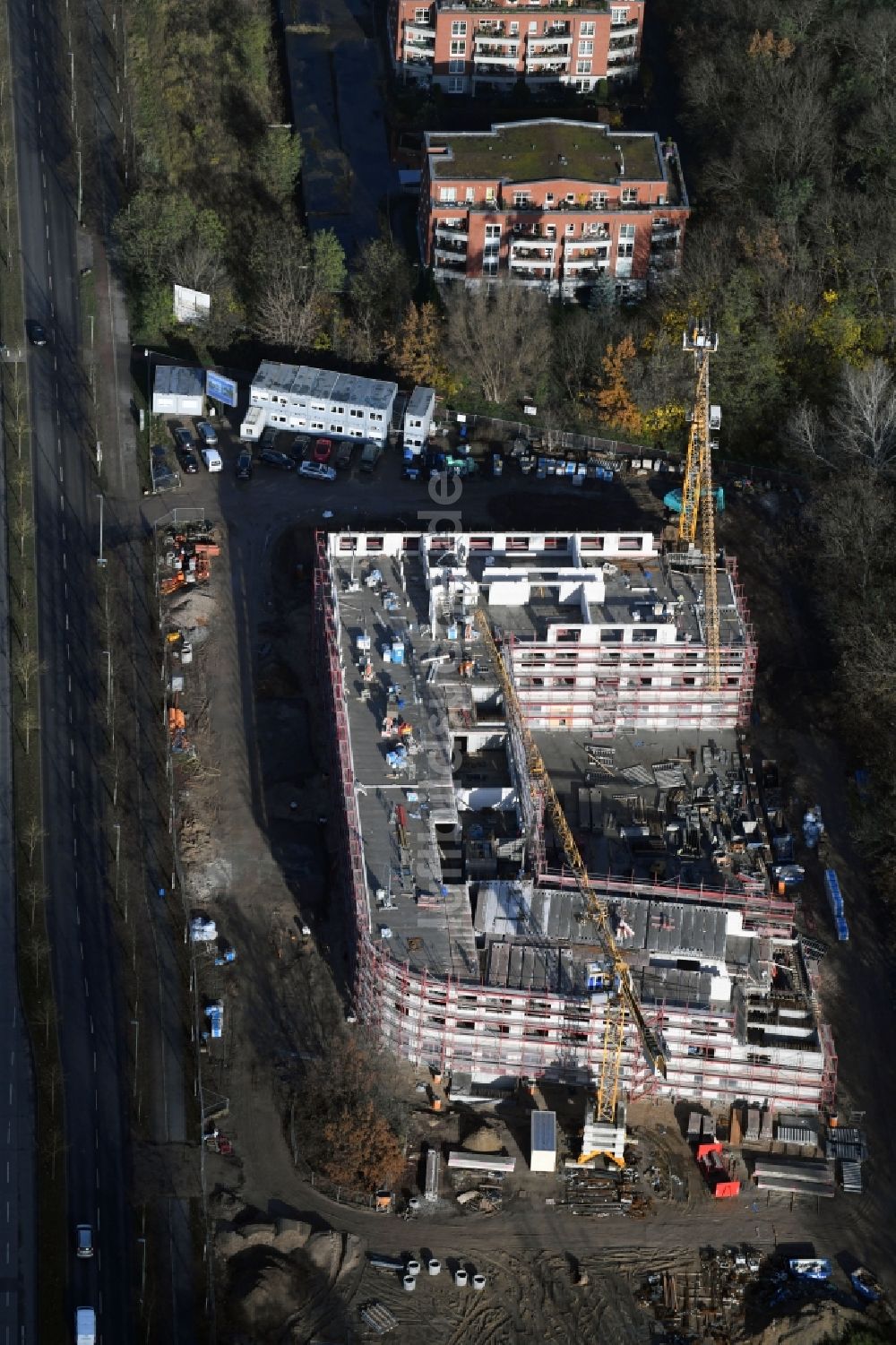 Luftbild Berlin - Baustelle der Neubau- Gebäude des Altersheim - Seniorenresidenz Blumberger Damm Ecke Altentreptower Straße im Ortsteil Marzahn-Hellersdorf in Berlin, Deutschland