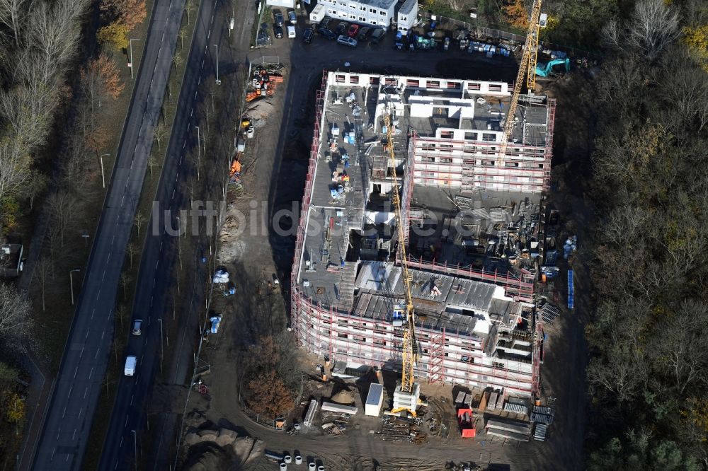 Luftaufnahme Berlin - Baustelle der Neubau- Gebäude des Altersheim - Seniorenresidenz Blumberger Damm Ecke Altentreptower Straße im Ortsteil Marzahn-Hellersdorf in Berlin, Deutschland