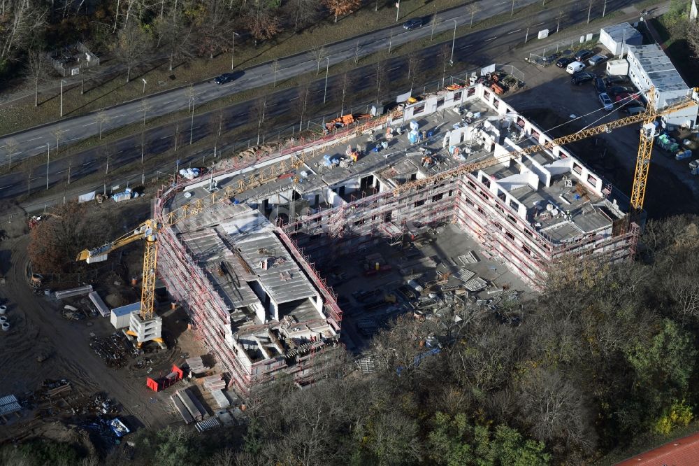 Berlin aus der Vogelperspektive: Baustelle der Neubau- Gebäude des Altersheim - Seniorenresidenz Blumberger Damm Ecke Altentreptower Straße im Ortsteil Marzahn-Hellersdorf in Berlin, Deutschland