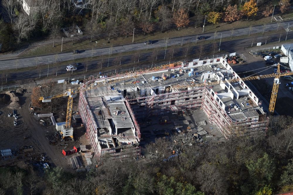 Luftbild Berlin - Baustelle der Neubau- Gebäude des Altersheim - Seniorenresidenz Blumberger Damm Ecke Altentreptower Straße im Ortsteil Marzahn-Hellersdorf in Berlin, Deutschland