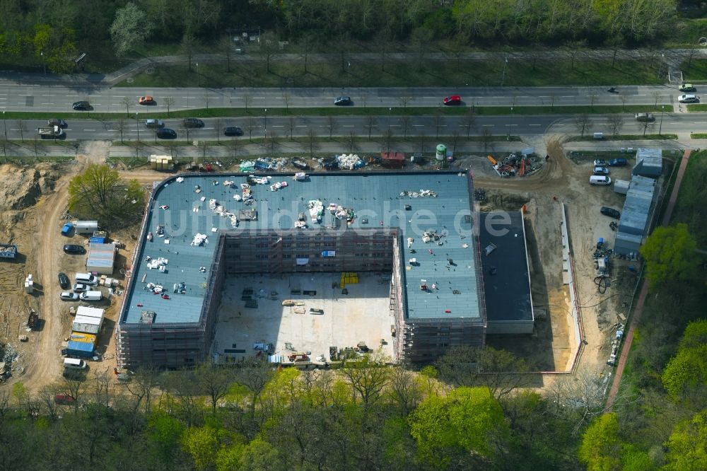 Berlin aus der Vogelperspektive: Baustelle der Neubau- Gebäude des Altersheim - Seniorenresidenz Blumberger Damm Ecke Altentreptower Straße im Ortsteil Marzahn-Hellersdorf in Berlin, Deutschland