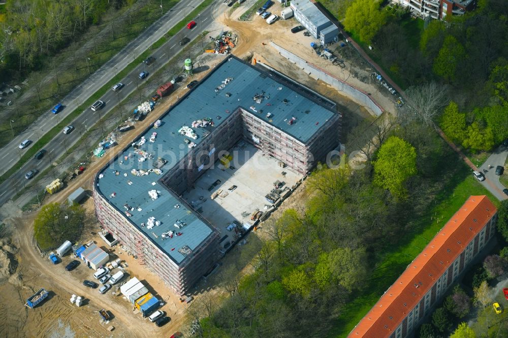 Luftbild Berlin - Baustelle der Neubau- Gebäude des Altersheim - Seniorenresidenz Blumberger Damm Ecke Altentreptower Straße im Ortsteil Marzahn-Hellersdorf in Berlin, Deutschland