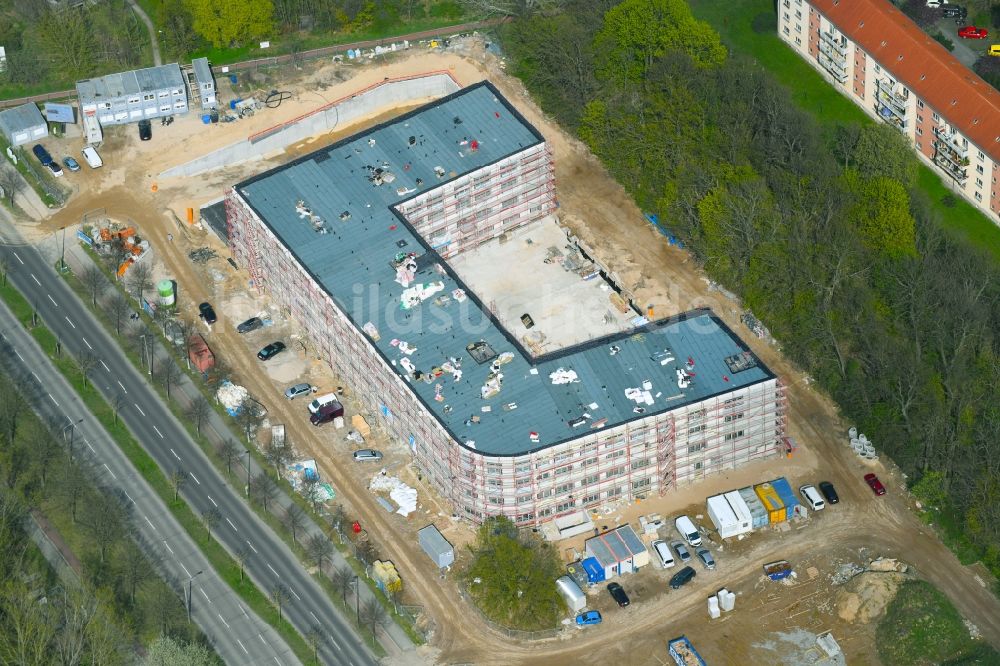 Luftaufnahme Berlin - Baustelle der Neubau- Gebäude des Altersheim - Seniorenresidenz Blumberger Damm Ecke Altentreptower Straße im Ortsteil Marzahn-Hellersdorf in Berlin, Deutschland