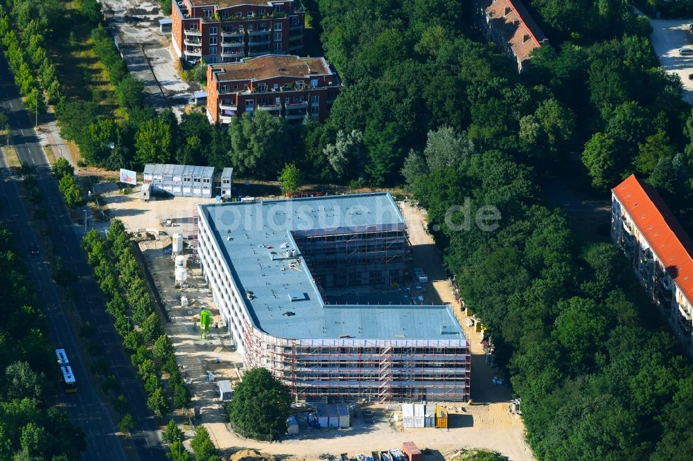 Berlin aus der Vogelperspektive: Baustelle der Neubau- Gebäude des Altersheim - Seniorenresidenz Blumberger Damm in Marzahn in Berlin, Deutschland