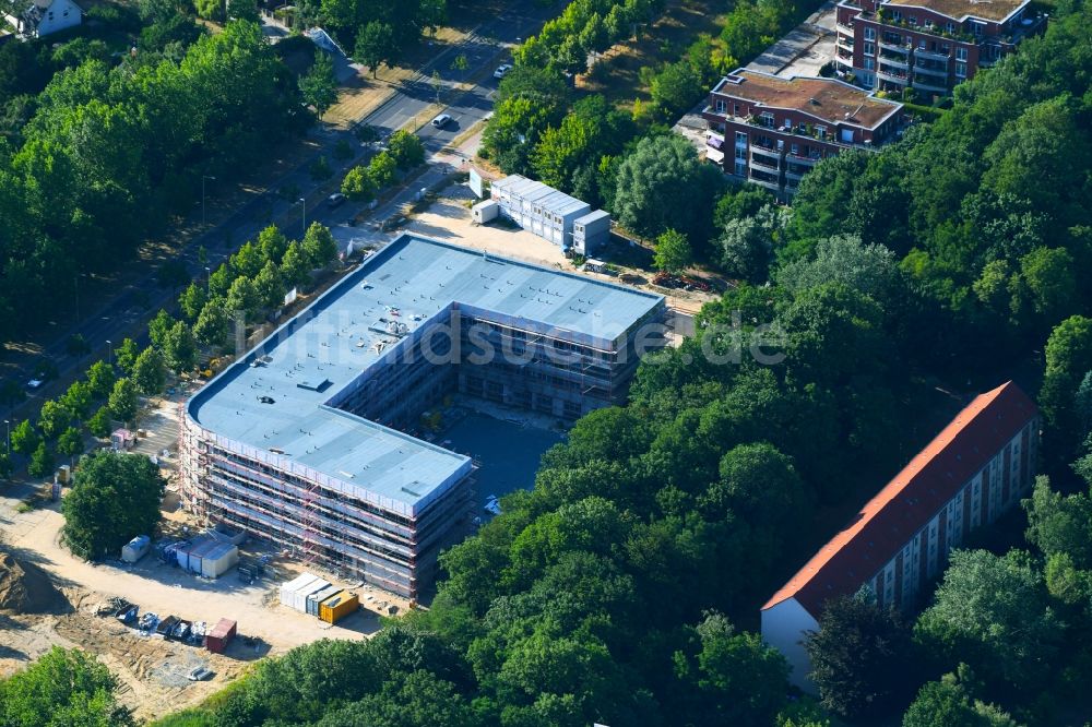 Luftaufnahme Berlin - Baustelle der Neubau- Gebäude des Altersheim - Seniorenresidenz Blumberger Damm in Marzahn in Berlin, Deutschland