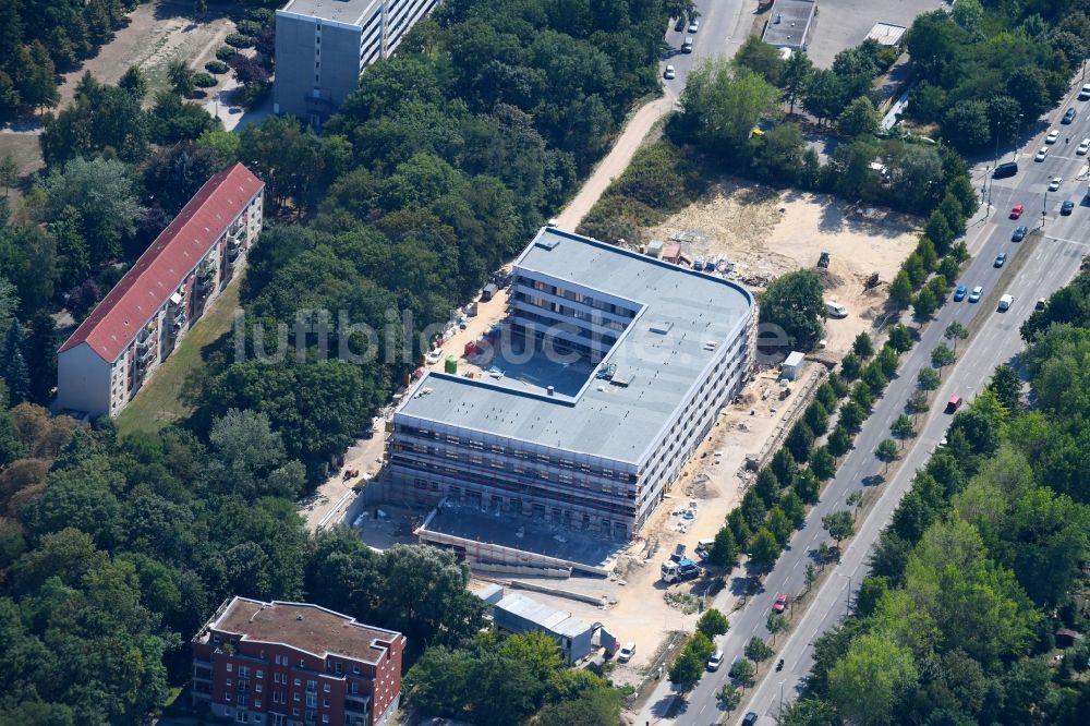 Luftaufnahme Berlin - Baustelle der Neubau- Gebäude des Altersheim - Seniorenresidenz Blumberger Damm in Marzahn in Berlin, Deutschland