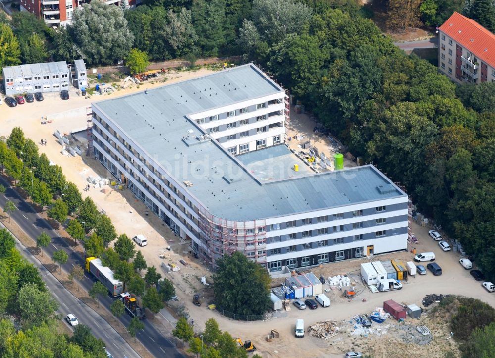 Berlin aus der Vogelperspektive: Baustelle der Neubau- Gebäude des Altersheim - Seniorenresidenz Blumberger Damm in Marzahn in Berlin, Deutschland