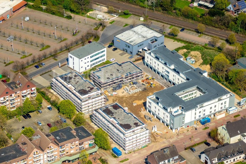 Luftaufnahme Voerde (Niederrhein) - Baustelle der Neubau- Gebäude des Altersheim - Seniorenresidenz carpe diem in Voerde (Niederrhein) im Bundesland Nordrhein-Westfalen, Deutschland