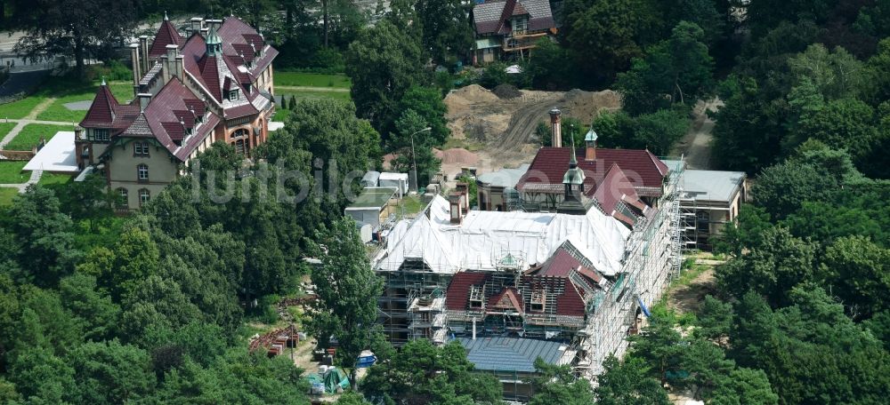 Beelitz von oben - Baustelle der Neubau- Gebäude des Altersheim - Seniorenresidenz auf dem Gelände des Sanatorium Beelitz-Heilstätten Straße nach Fichtenwalde in Beelitz im Bundesland Brandenburg, Deutschland