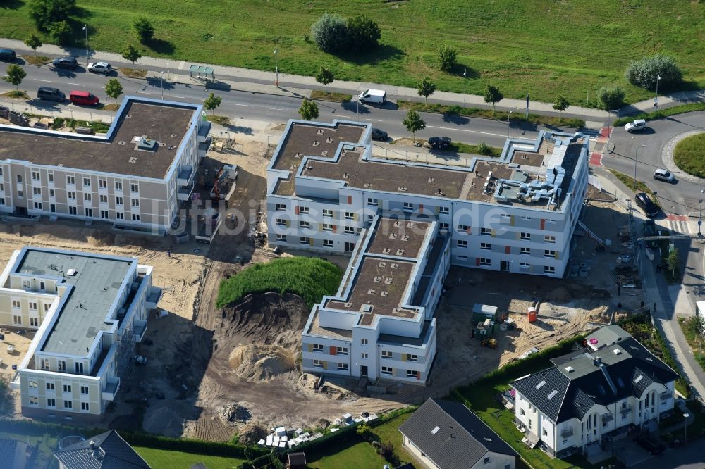 Luftbild Berlin - Baustelle der Neubau- Gebäude des Altersheim - Seniorenresidenz der Johanniter Betriebsgesellschaft mbH an der Straße am Flugplatz Ecke Eisenhutweg in Berlin, Deutschland