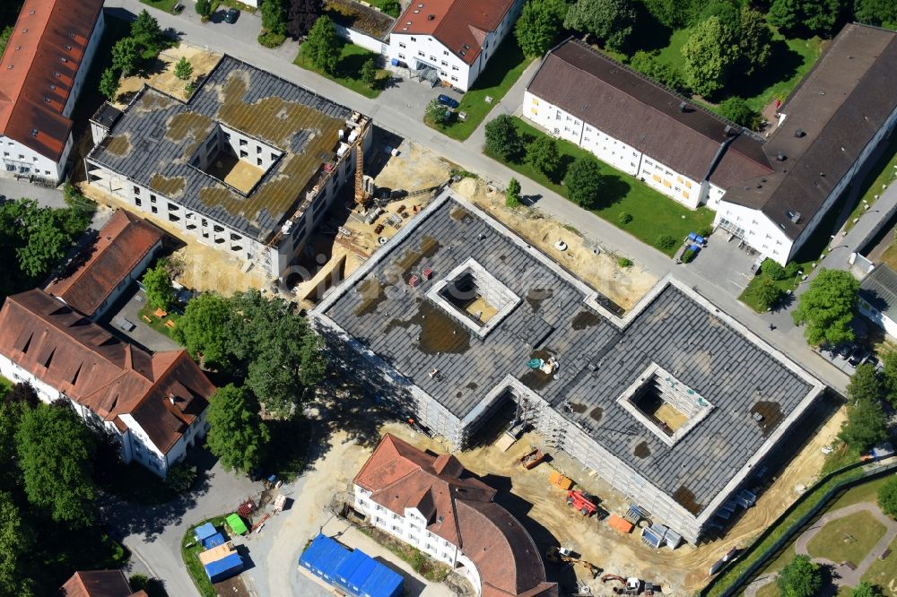 Mainkofen aus der Vogelperspektive: Baustelle der Neubau- Gebäude des Altersheim - Seniorenresidenz Pflegeheim Mainkofen in Mainkofen im Bundesland Bayern, Deutschland