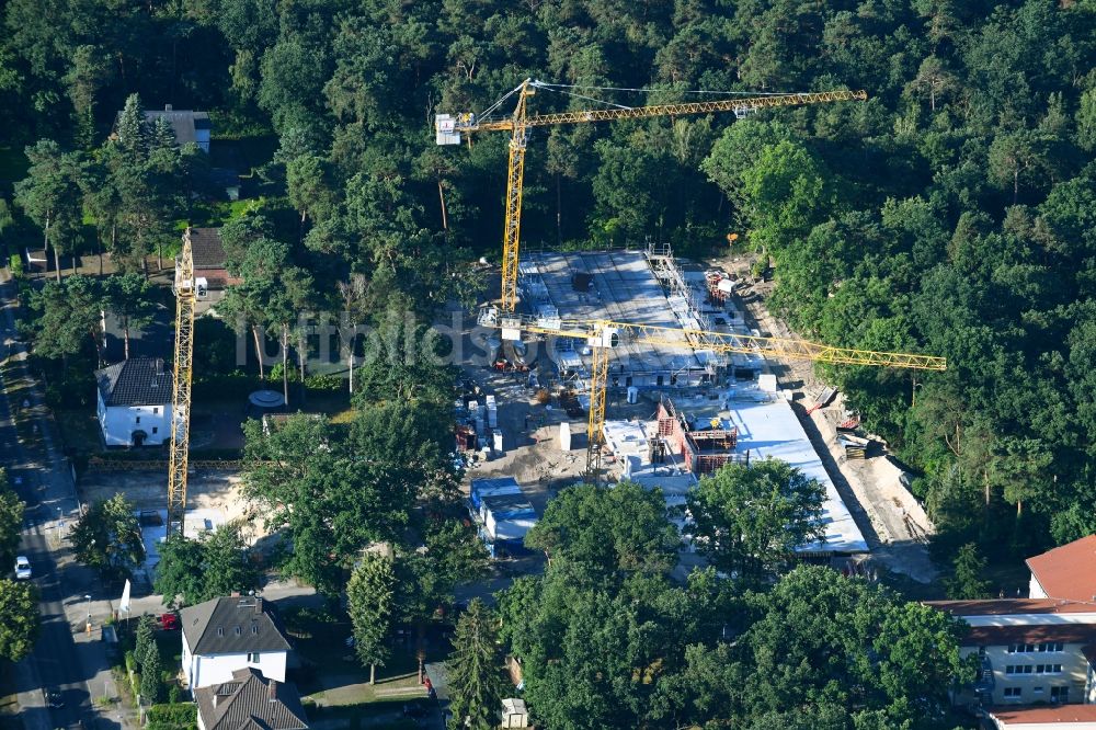 Berlin aus der Vogelperspektive: Baustelle vom Neubau eines Seniorenzentrums im Ortsteil Biesdorf in Berlin, Deutschland