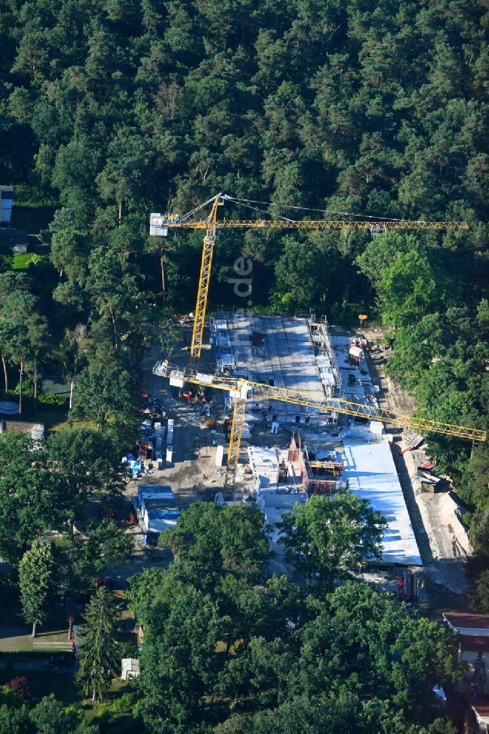 Luftbild Berlin - Baustelle vom Neubau eines Seniorenzentrums im Ortsteil Biesdorf in Berlin, Deutschland