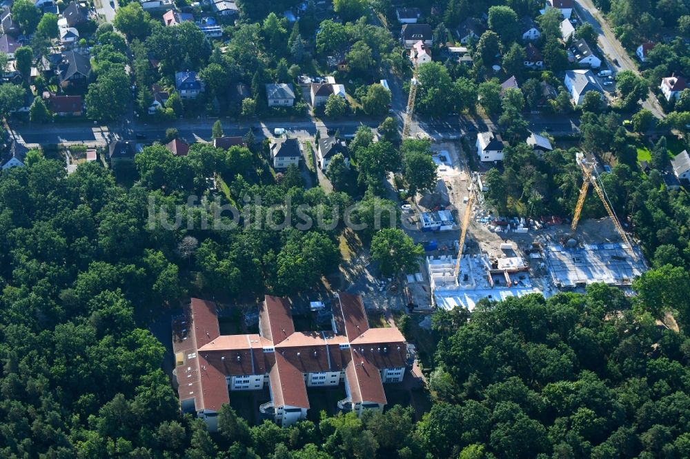 Luftbild Berlin - Baustelle vom Neubau eines Seniorenzentrums im Ortsteil Biesdorf in Berlin, Deutschland