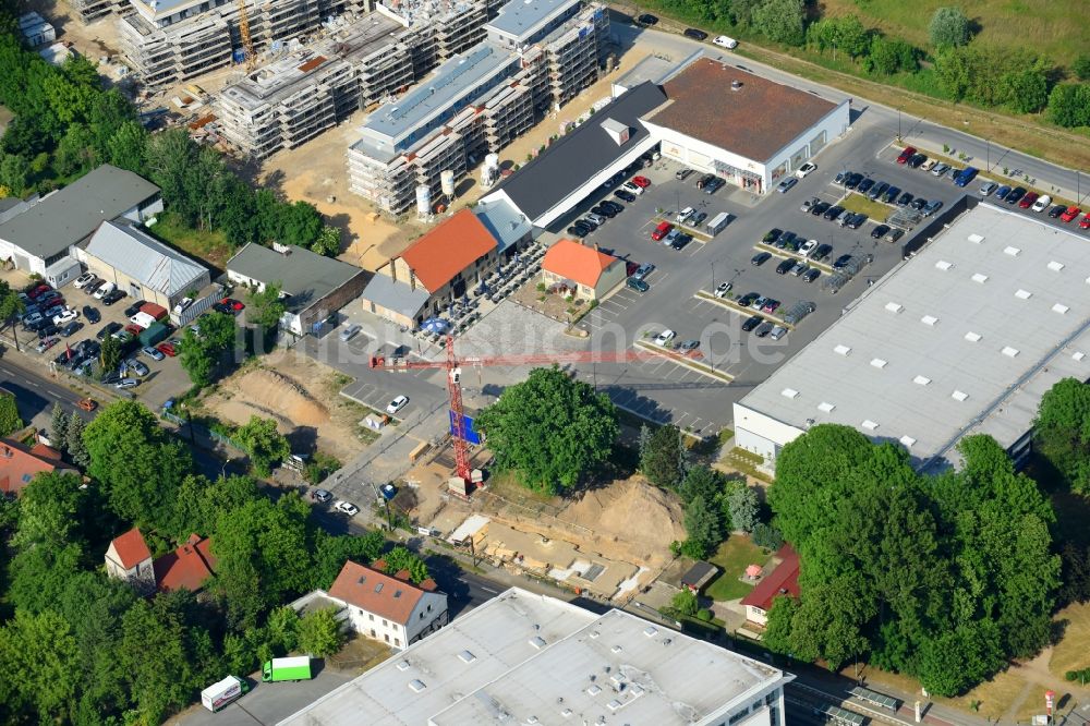 Luftbild Berlin - Baustelle vom Neubau eines Seniorenzentrums im Ortsteil Mahlsdorf in Berlin, Deutschland