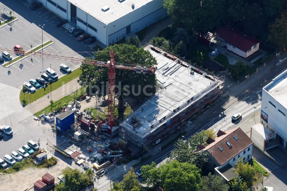 Berlin von oben - Baustelle vom Neubau eines Seniorenzentrums im Ortsteil Mahlsdorf in Berlin, Deutschland