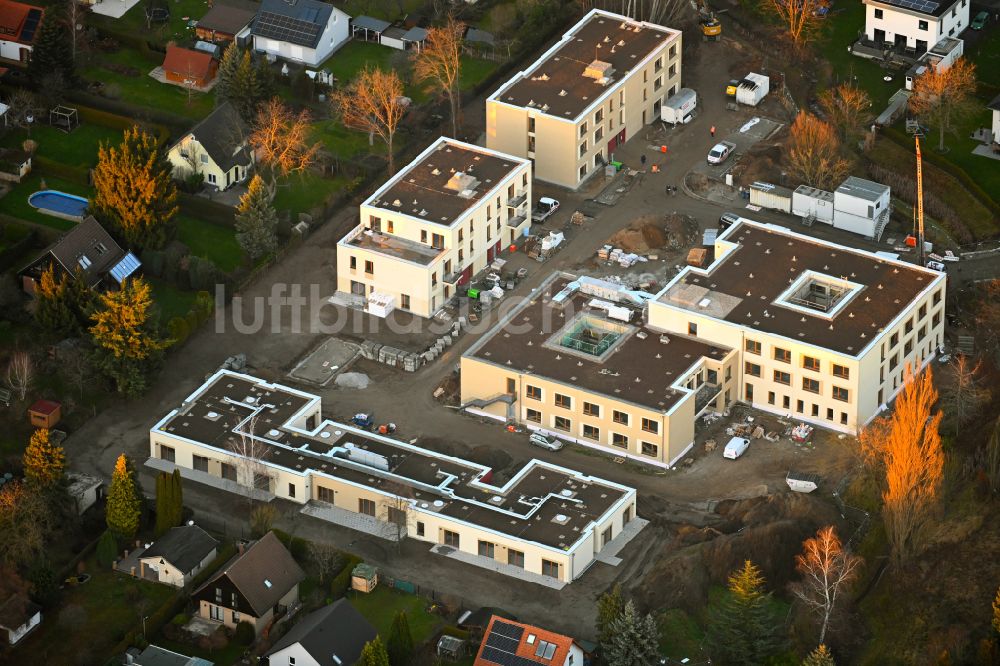 Luftaufnahme Berlin - Baustelle vom Neubau eines Seniorenzentrums im Ortsteil Mahlsdorf in Berlin, Deutschland