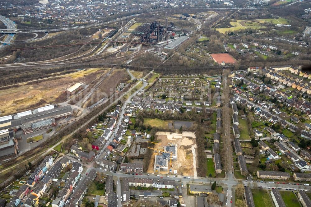 Duisburg von oben - Baustelle vom Neubau eines Seniorenzentrums im Ortsteil Meiderich-Beeck in Duisburg im Bundesland Nordrhein-Westfalen, Deutschland