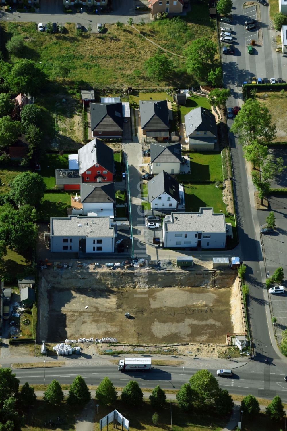 Luftaufnahme Stahnsdorf - Baustelle vom Neubau eines Seniorenzentrums in Stahnsdorf im Bundesland Brandenburg, Deutschland