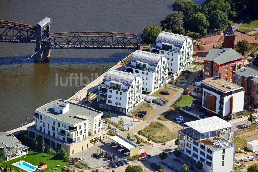 Luftaufnahme Magdeburg - Baustelle einer Neubau - Siedlung mit Mehrfamilienhäusern im Entwicklungsgebiet Elbbahnhof in Magdeburg im Bundesland Sachsen-Anhalt