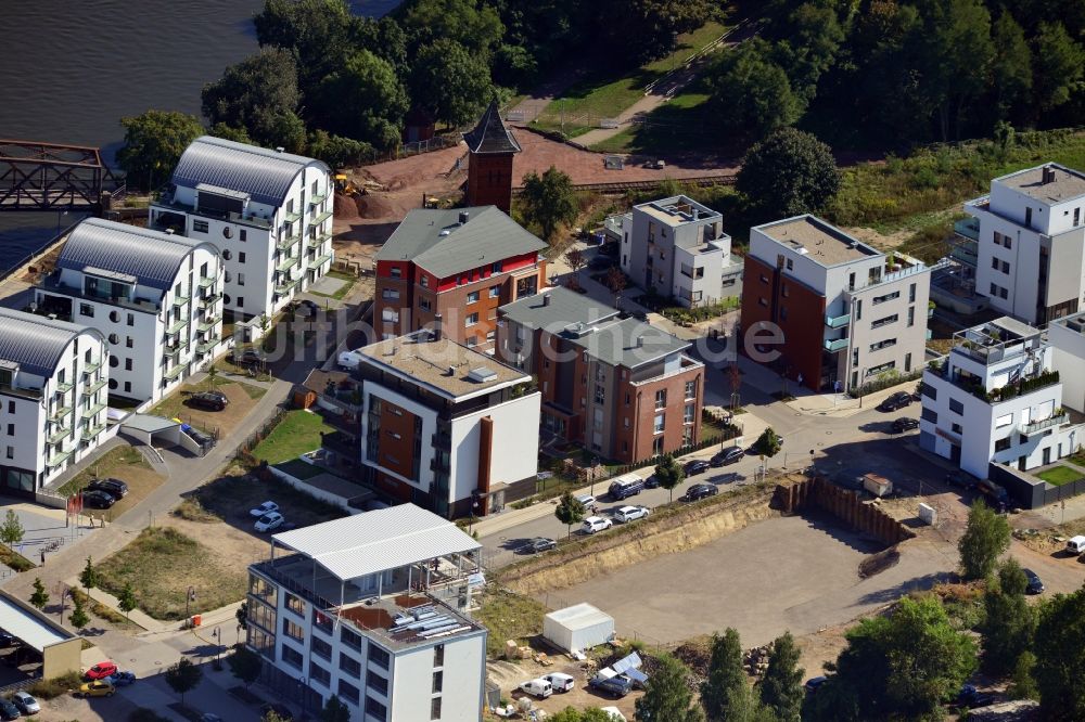 Magdeburg von oben - Baustelle einer Neubau - Siedlung mit Mehrfamilienhäusern im Entwicklungsgebiet Elbbahnhof in Magdeburg im Bundesland Sachsen-Anhalt